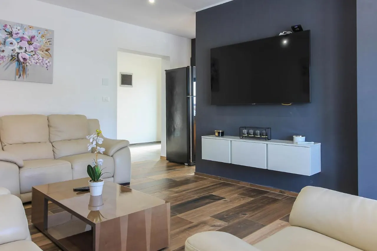 Modern Villa Maeni With Private Pool In Pula