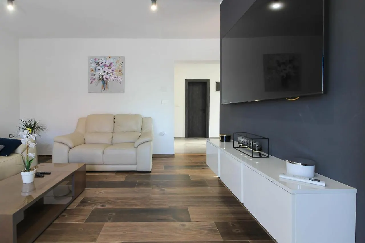 Modern Villa Maeni With Private Pool In Pula
