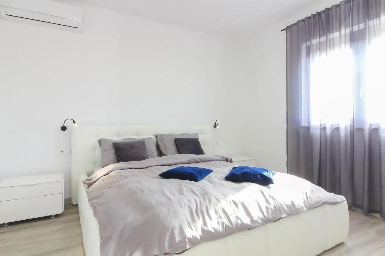 Modern Villa Maeni With Private Pool In Pula