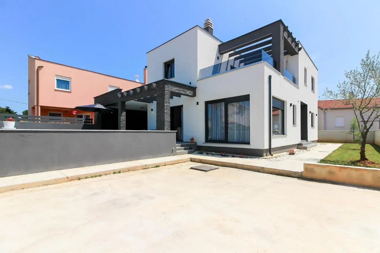 Modern Villa Maeni With Private Pool In Pula