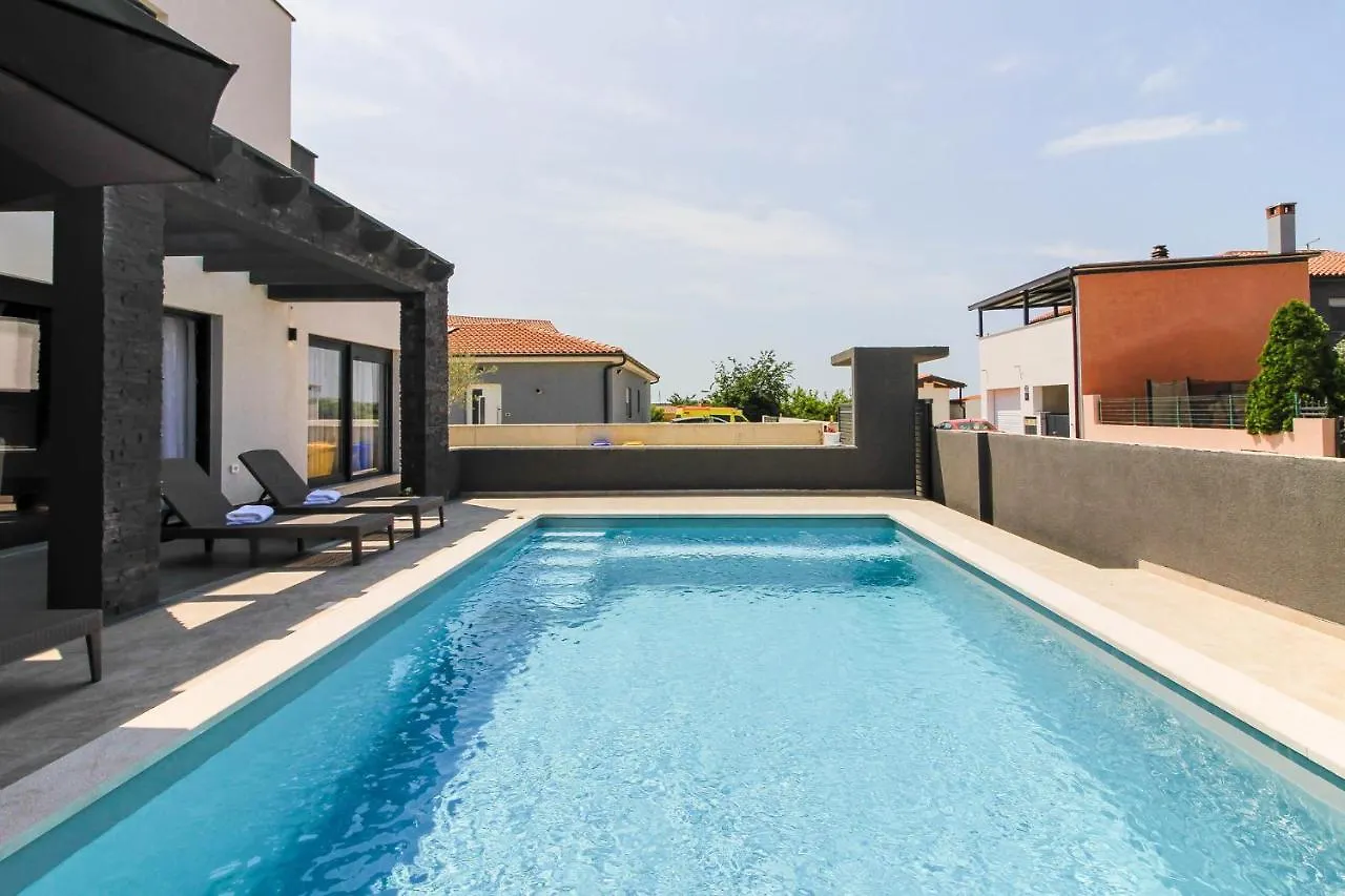 Modern Villa Maeni With Private Pool In Pula 0*,